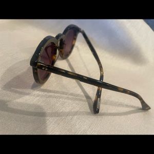 Krewe Blonde Tortoise to Haze Mirrored sunglasses
